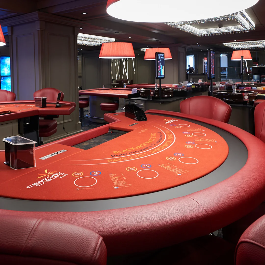 Mesa de blackjack profesional con cartas y fichas de casino